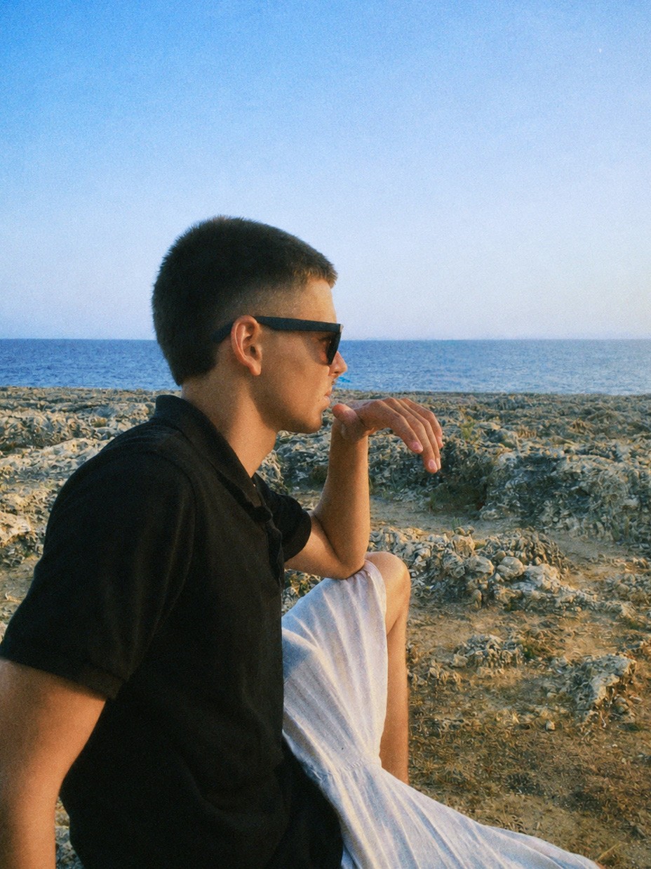 Eloi mirando al mar